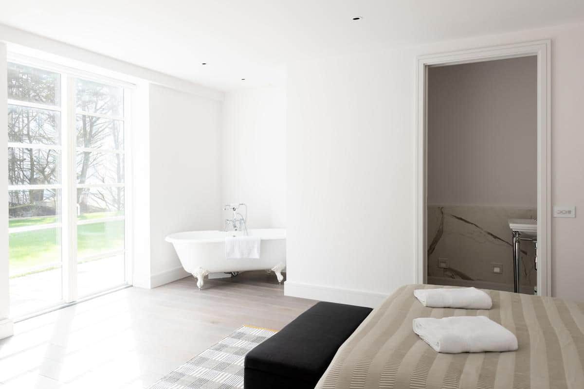 Departamento Deluxe | Tabla de planchar con plancha, wifi gratis y ropa de cama