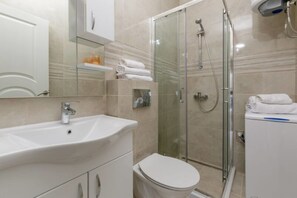 Appartement, vue mer | Salle de bain | Douche, sĂšche-cheveux, serviettes fournies