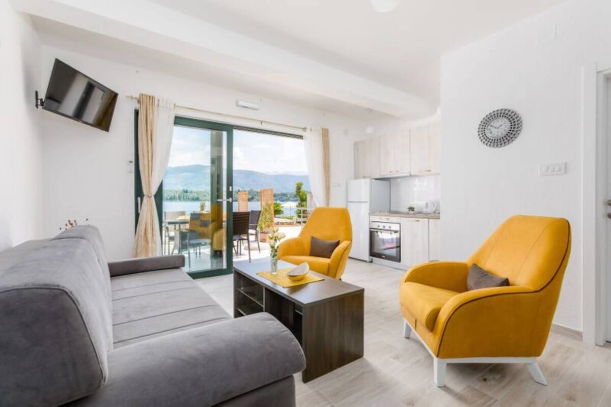 Appartement Confort, vue mer | Salle de séjour | Télévision LCD