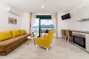 Apartamento básico, vista para o mar | Área de estar | TV LCD