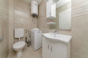 Studio Confort | Salle de bain | Douche, sèche-cheveux, serviettes fournies