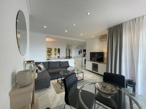 Een smart-tv, een open haard en boeken