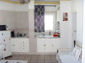 Kühlschrank, Mikrowelle, Wasserkocher mit Kaffee-/Teezubehör