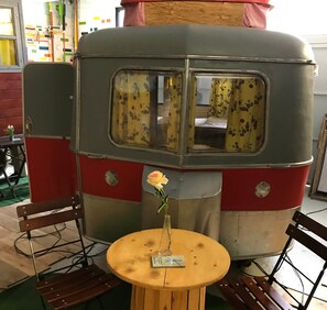 Romantische tweepersoonskamer, gemeenschappelijke badkamer (Italian Caravan) | Individueel gedecoreerd, individueel gemeubileerd, gratis wifi