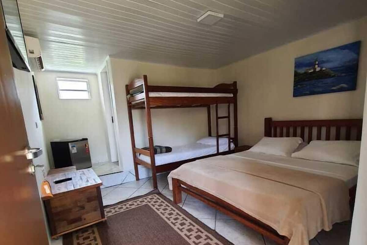 Habitación cuádruple económica, planta baja | Caja fuerte, wifi gratis, ropa de cama