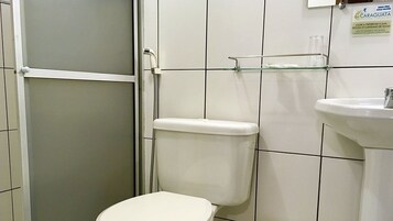 Ducha, secador de pelo, toallas, jabón