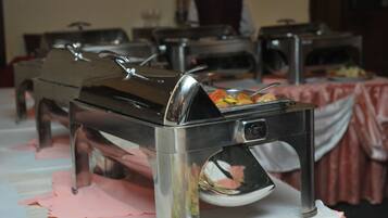 بوفيه فطور مجانًا يوميًا