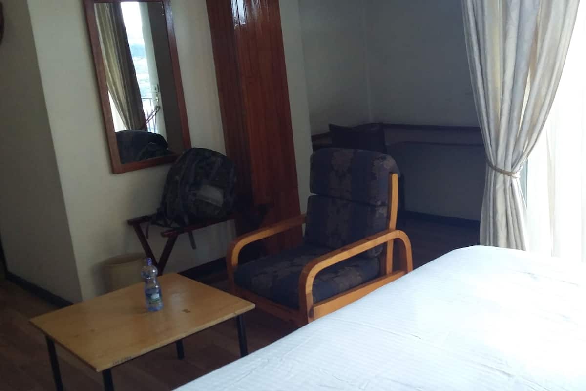 Caja de seguridad en la habitación y muebles diferentes