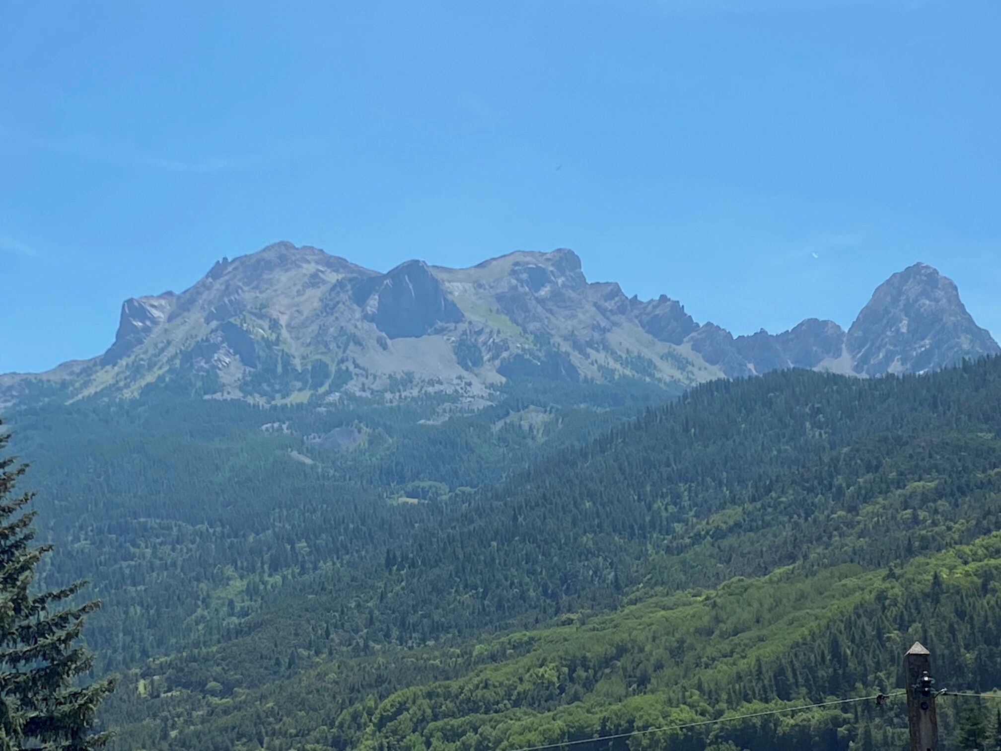 Un paysage de montagne sous un ciel dégagé.
