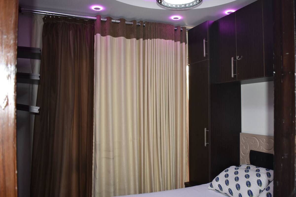 Deluxe-Apartment, 1 Schlafzimmer, barrierefrei, Poolblick | 1 Schlafzimmer, Bettwäsche aus ägyptischer Baumwolle