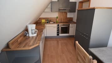 Apartamento, 2 quartos (110) | Cozinha privada | Geladeira, fogão, cooktop, talheres/pratos/utensílios de cozinha