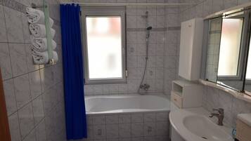 Apartment, 4 Bedrooms (111) | Bathroom | Bathtub
