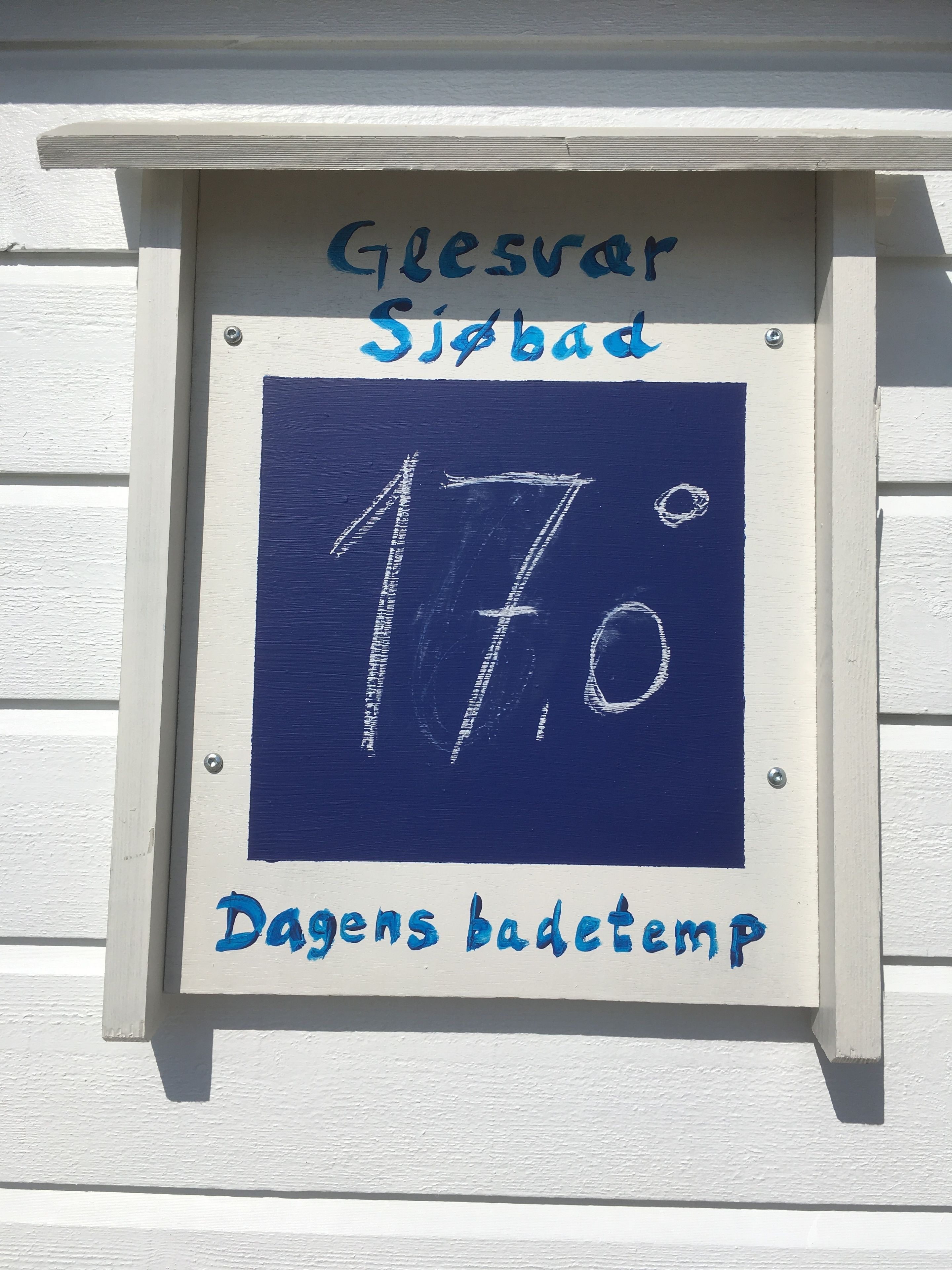 Skilt med teksten 'Glesvær Sjæbæk 17°' og 'Dagens badetemperatur', der angiver sted og temperatur.