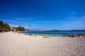 Sur la plage, chaise longue