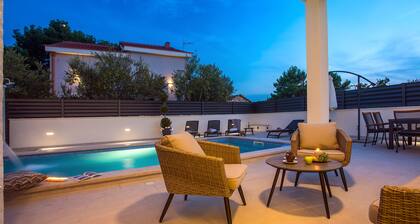 VILLA FILIP heated pool, sauna, 5 ensuite bedrooms, 30m from sea,