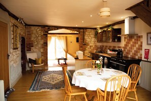 Fridge, microwave, oven, stovetop - The Old Barn Self Catering Cottage (Heacham)