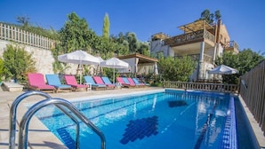 Utomhuspool, parasoller och solstolar