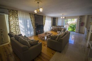 Villa - bjergudsigt | Stue | LCD-tv