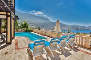 Outdoor pool, pool umbrellas, sun loungers - Villa Nefis (Kas)