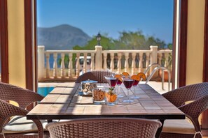 Villa, uitzicht op zwembad | Dineren in de kamer