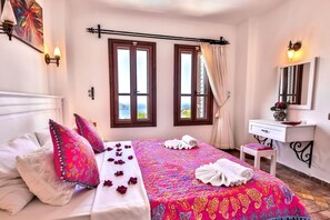 Villa, uitzicht op zwembad | 2 slaapkamers, een bureau