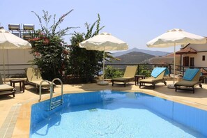Piscine extérieure, parasols de plage, chaises longues