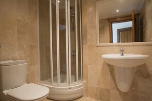 Villa, 6 Schlafzimmer, Meerblick | Badezimmer | Badewanne und Dusche (separat), Komfortbadewanne, Handtücher
