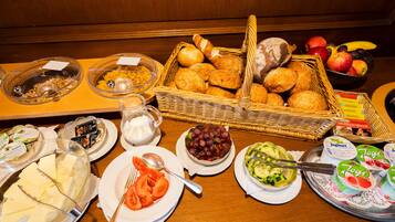 Free daily buffet breakfast