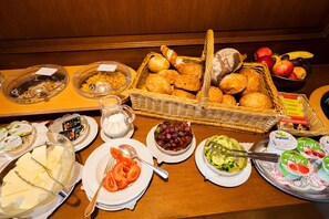 Free daily buffet breakfast - Dom Hotel (St. Blasien)