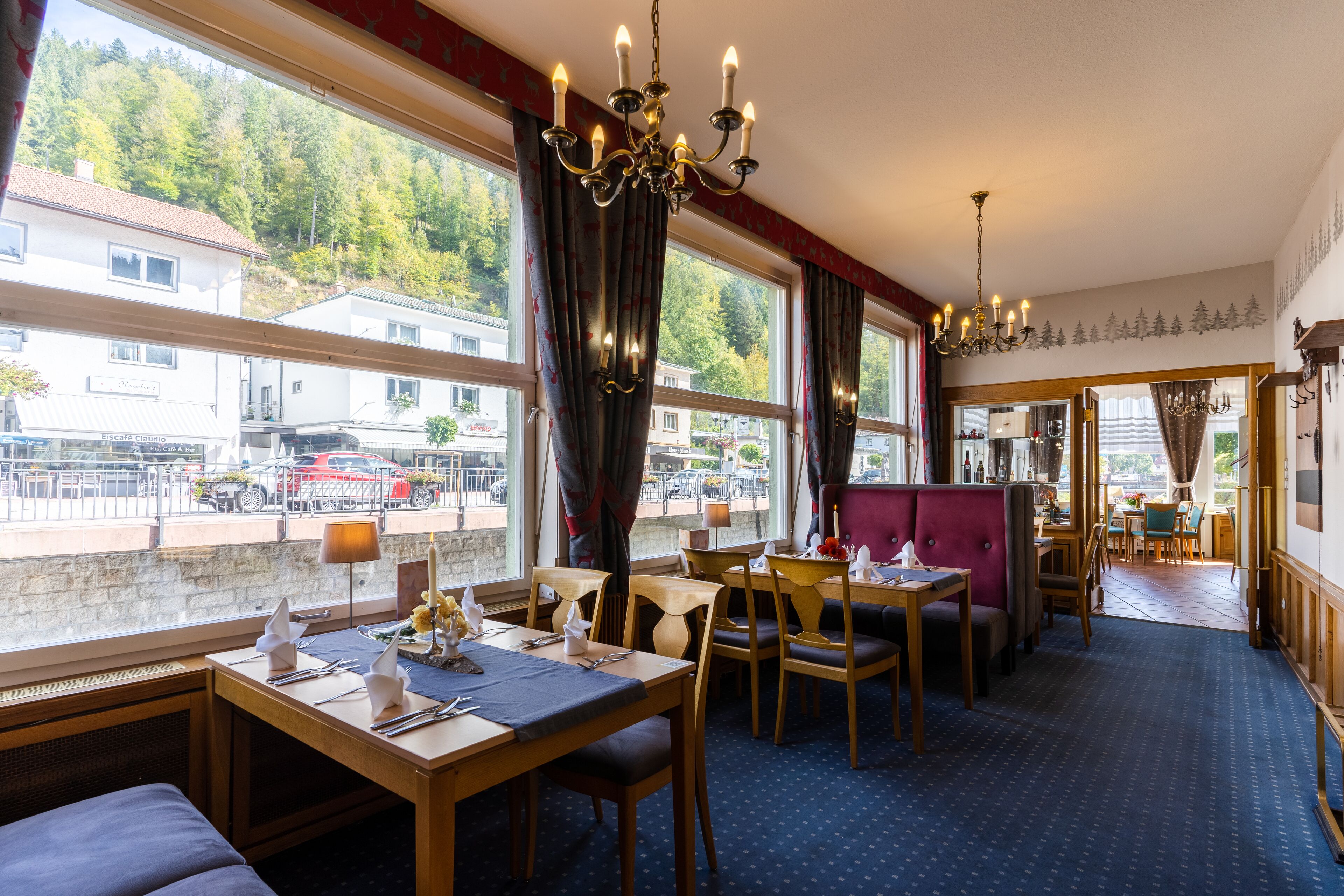 S&#x27;hi serveixen plats de cuina regional 