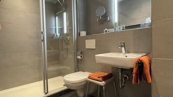 Perhehuone | Kylpyhuone | Suihku, ilmaiset hygieniatuotteet, hiustenkuivaaja, pyyhkeet