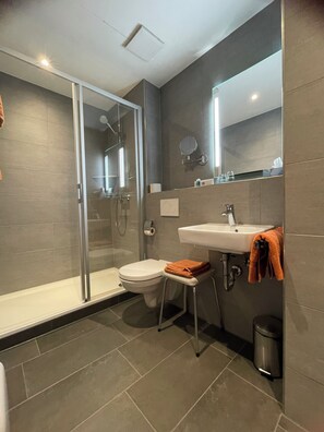 Family Room | Bathroom | Shower, free toiletries, hair dryer, towels - Dom Hotel (St. Blasien)