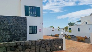 Property grounds - Villa Vicini - with Pool Table & Private Pool in Great Location (Playa Blanca)