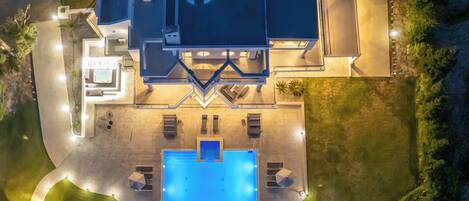 Una piscina al aire libre