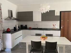 Kjøleskap, mikrobølgeovn, ovn og oppvaskmaskin