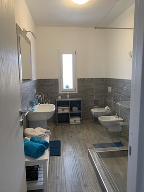 Dusj, hårføner, bidé og håndklær