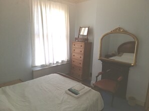 1 bedroom, desk, WiFi