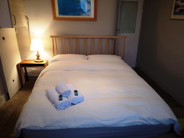 1 bedroom, desk, WiFi - King-size bed B&B + self-catering (London)