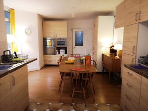 Private kitchen - King-size bed B&B + self-catering (London)