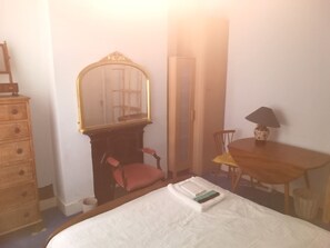 1 soverom, skrivebord og wi-fi