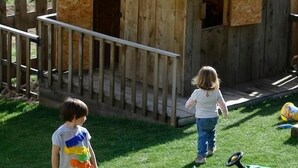A wooden playhouse with a metal railing and a grassy yard. - L'Estisora de Casa l'Hereu for 8 people (Baix Pallars)
