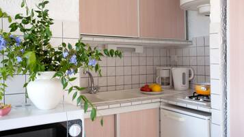Refrigerador, microondas, cafetera/tetera, utensilios de cocina