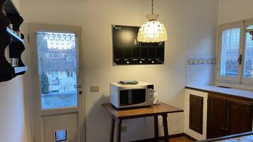 Apartment, 3 Bedrooms, Non Smoking, 2 Bathrooms | Private kitchen | Fridge, microwave, dishwasher, toaster