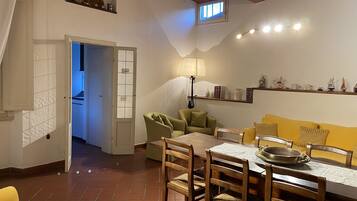 Appartement, 3 slaapkamers, niet-roken, 2 badkamers | Woonruimte | Een flatscreentelevisie