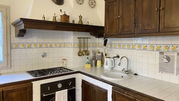 Appartement, 3 slaapkamers, niet-roken, 2 badkamers | Privékeuken | Een koelkast, een magnetron, een vaatwasser, een broodrooster