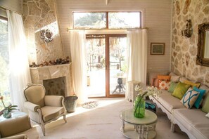 Villa, 1 habitación, no fumadores | Zona de estar | Una televisión LCD