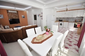 Villa, 1 Bedroom | In-room dining