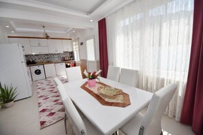 Villa, 1 Bedroom | Private kitchenette