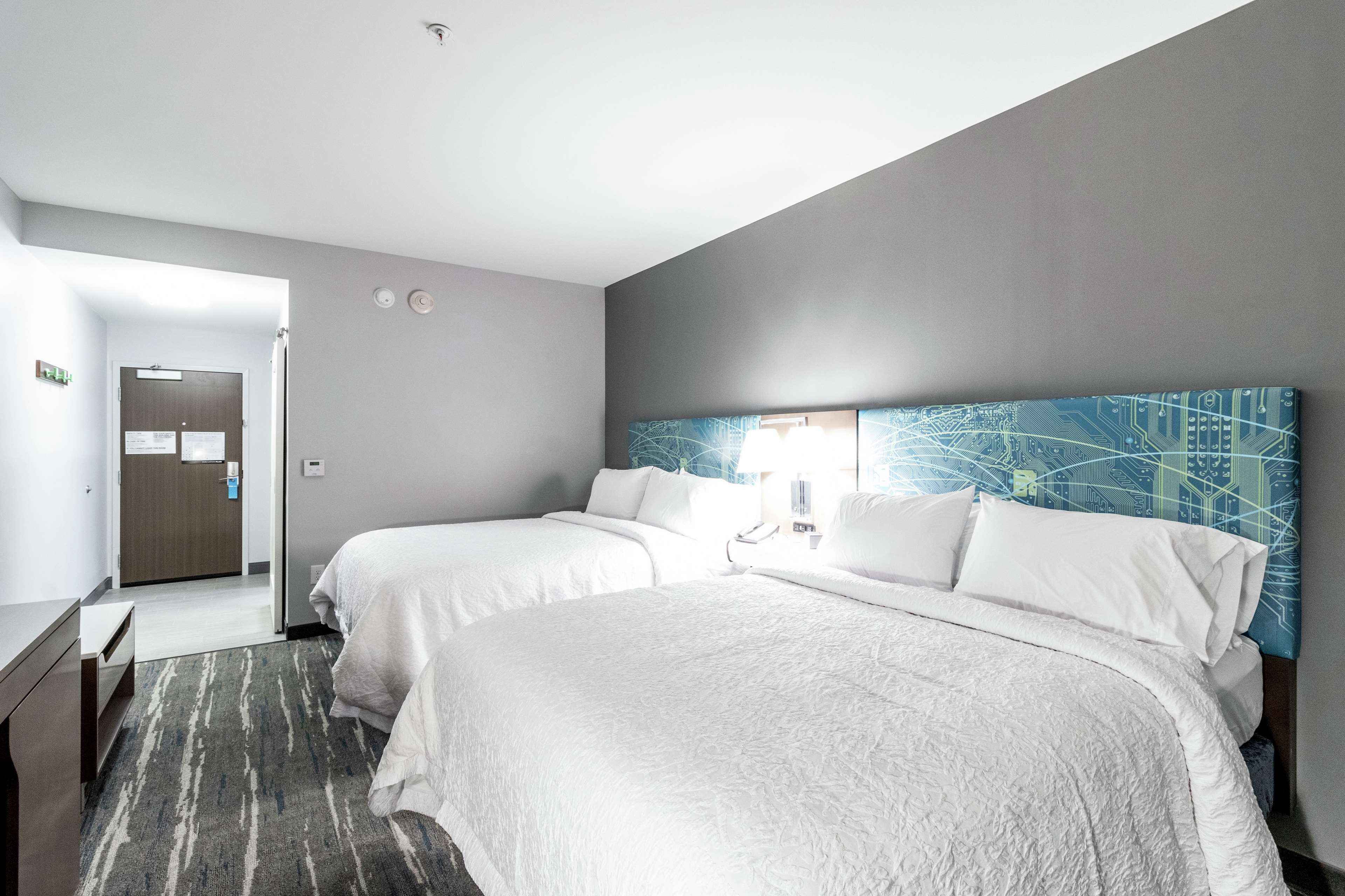 in-room safe, desk, laptop workspace, blackout curtains