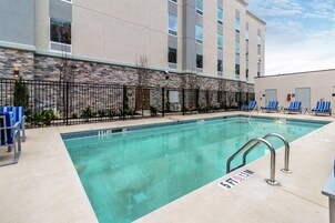 Una piscina al aire libre de temporada